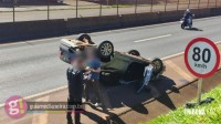 Veículo capota após ser fechado por caminhão na BR-277 em Medianeira