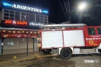 Principio de incêndio na feirinha de Puerto Iguazu mobiliza o Corpo de Bombeiros
