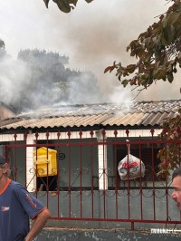 Homem incendeia residência e é contido por populares no bairro Vila Brás em Foz do Iguaçu