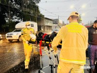 Motociclista fica gravemente ferido após colisão na Av. das Cataratas