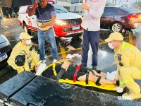 Motociclista fica gravemente ferido após colisão na Av. das Cataratas
