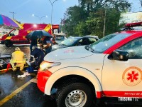 Motociclista fica gravemente ferido após colisão na Av. das Cataratas