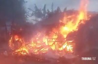 Incêndio destrói residência na Favela do Bubas em Foz do Iguaçu