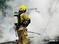 Incêndio destrói residência na Favela do Bubas em Foz do Iguaçu