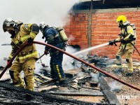 Incêndio destrói residência na Favela do Bubas em Foz do Iguaçu