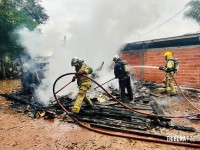 Incêndio destrói residência na Favela do Bubas em Foz do Iguaçu