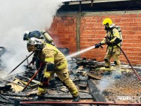 Incêndio destrói residência na Favela do Bubas em Foz do Iguaçu