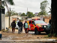 Incêndio destrói residência na Favela do Bubas em Foz do Iguaçu