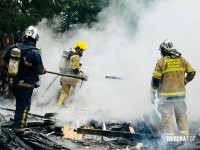 Incêndio destrói residência na Favela do Bubas em Foz do Iguaçu