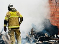Incêndio destrói residência na Favela do Bubas em Foz do Iguaçu
