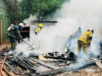 Incêndio destrói residência na Favela do Bubas em Foz do Iguaçu