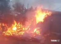 Incêndio destrói residência na Favela do Bubas em Foz do Iguaçu