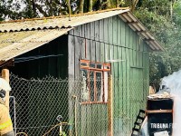 Incêndio destrói residência na Favela do Bubas em Foz do Iguaçu