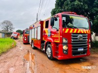 Incêndio destrói residência na Favela do Bubas em Foz do Iguaçu