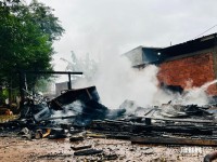Incêndio destrói residência na Favela do Bubas em Foz do Iguaçu