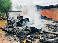 Incêndio destrói residência na Favela do Bubas em Foz do Iguaçu