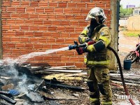 Incêndio destrói residência na Favela do Bubas em Foz do Iguaçu