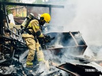 Incêndio destrói residência na Favela do Bubas em Foz do Iguaçu