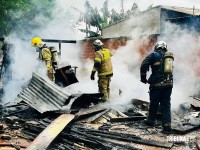 Incêndio destrói residência na Favela do Bubas em Foz do Iguaçu