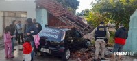 Condutor desvia de veículo para não bater e acaba colidindo contra o muro e portão de uma residência no Porto Meira