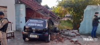 Condutor desvia de veículo para não bater e acaba colidindo contra o muro e portão de uma residência no Porto Meira