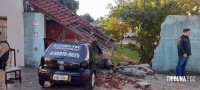 Condutor desvia de veículo para não bater e acaba colidindo contra o muro e portão de uma residência no Porto Meira