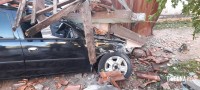 Condutor desvia de veículo para não bater e acaba colidindo contra o muro e portão de uma residência no Porto Meira