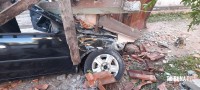 Condutor desvia de veículo para não bater e acaba colidindo contra o muro e portão de uma residência no Porto Meira