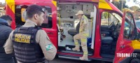Condutor desvia de veículo para não bater e acaba colidindo contra o muro e portão de uma residência no Porto Meira