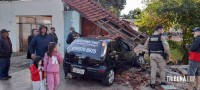 Condutor desvia de veículo para não bater e acaba colidindo contra o muro e portão de uma residência no Porto Meira