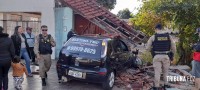 Condutor desvia de veículo para não bater e acaba colidindo contra o muro e portão de uma residência no Porto Meira