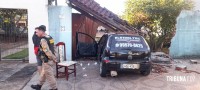 Condutor desvia de veículo para não bater e acaba colidindo contra o muro e portão de uma residência no Porto Meira