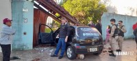 Condutor desvia de veículo para não bater e acaba colidindo contra o muro e portão de uma residência no Porto Meira