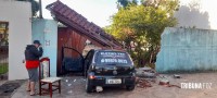 Condutor desvia de veículo para não bater e acaba colidindo contra o muro e portão de uma residência no Porto Meira