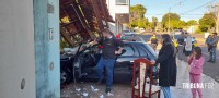 Condutor desvia de veículo para não bater e acaba colidindo contra o muro e portão de uma residência no Porto Meira