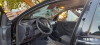 Condutor desvia de veículo para não bater e acaba colidindo contra o muro e portão de uma residência no Porto Meira