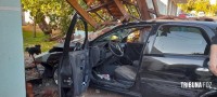 Condutor desvia de veículo para não bater e acaba colidindo contra o muro e portão de uma residência no Porto Meira