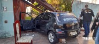 Condutor desvia de veículo para não bater e acaba colidindo contra o muro e portão de uma residência no Porto Meira