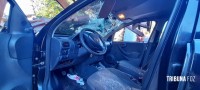 Condutor desvia de veículo para não bater e acaba colidindo contra o muro e portão de uma residência no Porto Meira