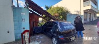 Condutor desvia de veículo para não bater e acaba colidindo contra o muro e portão de uma residência no Porto Meira