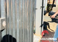 Moto dispara sozinha e idoso acerta em cheio o portão do vizinho no bairro Três Lagoas 