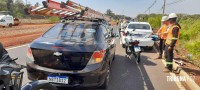 Motociclista fica ferido após colisão traseira na Avenida das Cataratas