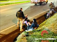 Três pessoas ficam feridas em acidente entre motocicletas na BR-277