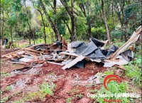 Prefeitura remove barracos em área de invasão no bairro Lagoa Dourada em Foz do Iguaçu