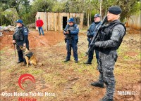 Prefeitura remove barracos em área de invasão no bairro Lagoa Dourada em Foz do Iguaçu
