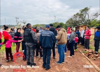Prefeitura remove barracos em área de invasão no bairro Lagoa Dourada em Foz do Iguaçu