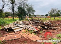 Prefeitura remove barracos em área de invasão no bairro Lagoa Dourada em Foz do Iguaçu