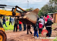 Prefeitura remove barracos em área de invasão no bairro Lagoa Dourada em Foz do Iguaçu