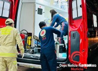 Colisão entre moto e carro deixa duas vítimas gravemente feridas no Bairro Portal da Foz