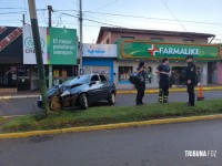 Veiculo colide contra poste de iluminação pública no centro de Puerto Iguazu